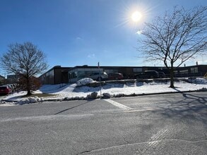 161 Bartley Dr, Toronto, ON à louer Photo intérieure– Image 2 sur 17