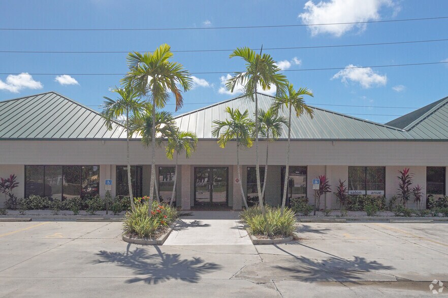 1847-1865 SE Port St Lucie Blvd, Port Saint Lucie, FL à vendre - Photo de l’immeuble – Image 3 sur 36