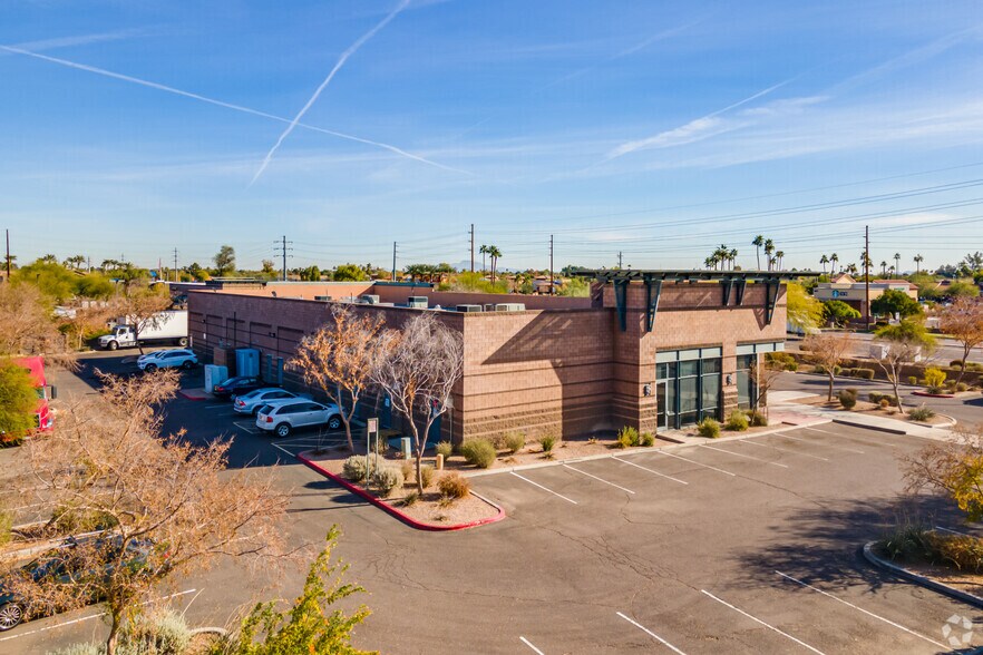 6140 W Chandler Blvd, Chandler, AZ à louer - Photo de l’immeuble – Image 3 sur 5