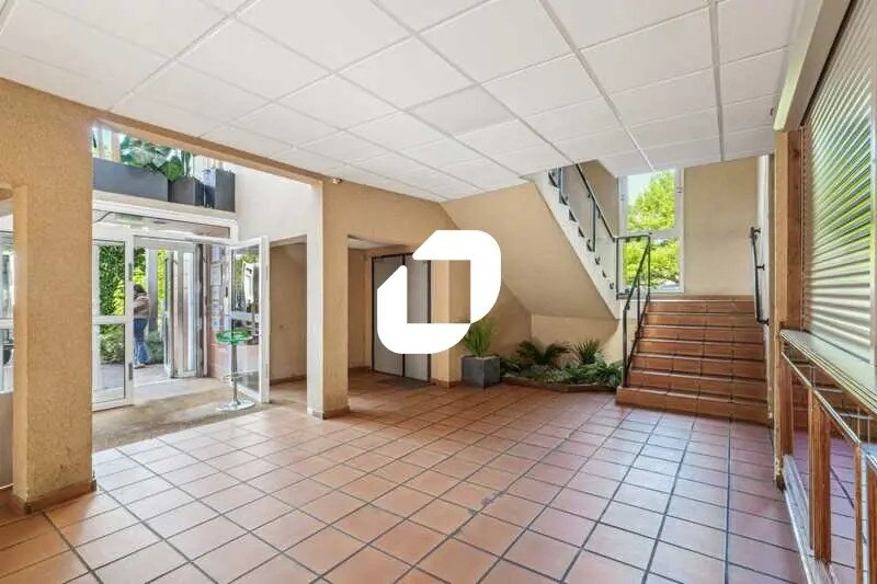 Bureau dans Tremblay-en-France à louer - Hall d’entrée – Image 3 sur 9