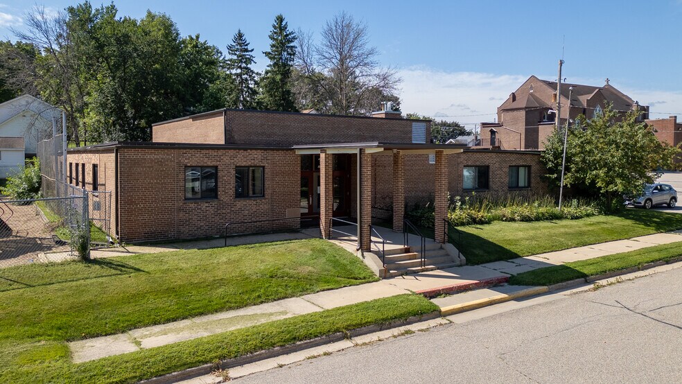 223 E 5th St, Zumbrota, MN à vendre - Photo de l’immeuble – Image 1 sur 20