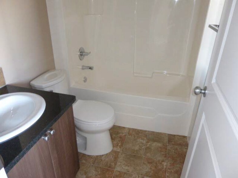 248 Edwards Dr SW, Edmonton, AB à vendre - Photo intérieure – Image 3 sur 5