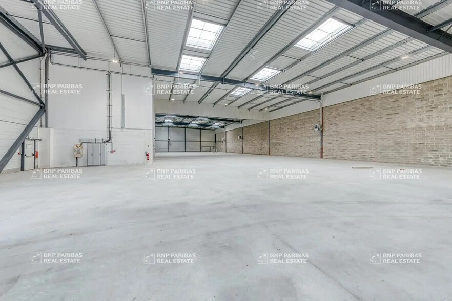 Local d’activités dans Le Thillay à louer - Photo de l’immeuble – Image 1 sur 4
