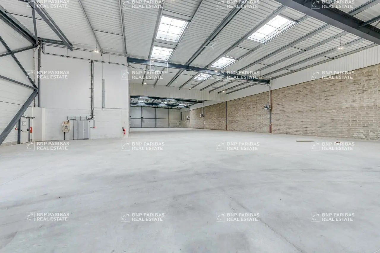 Local d’activités dans Le Thillay à louer Photo de l’immeuble– Image 1 sur 5