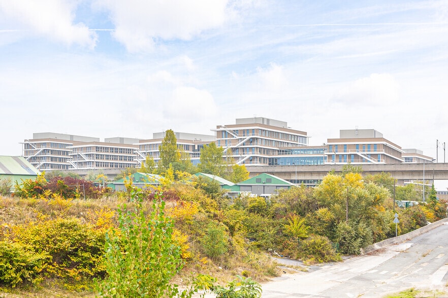 1 Place Des Papeteries, Nanterre à louer - Photo de l’immeuble – Image 2 sur 3