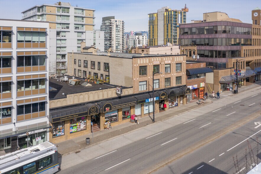 1533-1535 W Broadway, Vancouver, BC à louer - Photo de l’immeuble – Image 3 sur 4