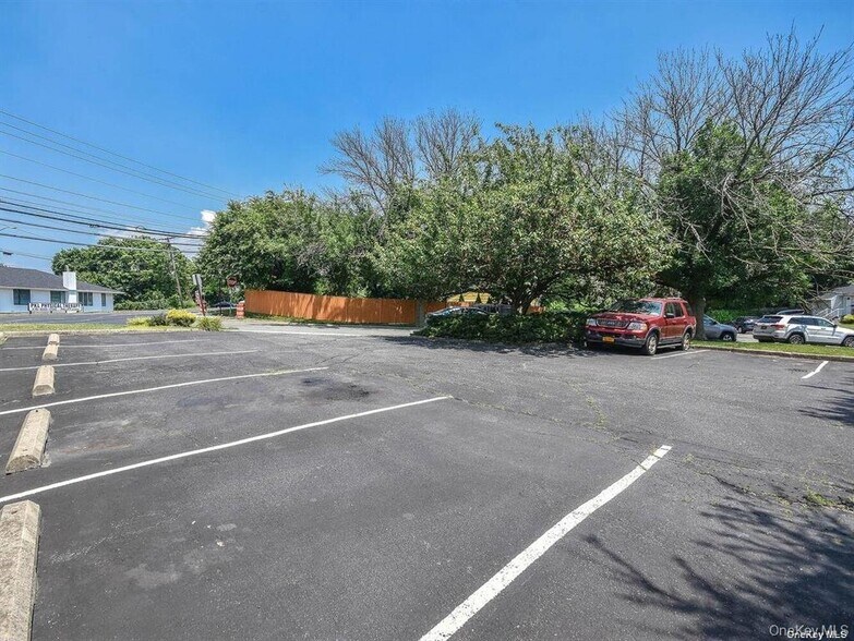 811 Old Country Rd, Plainview, NY à louer - Photo de l’immeuble – Image 2 sur 18