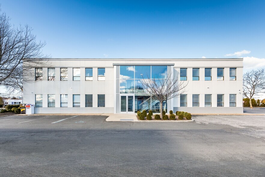 425 County Road 39A, Southampton, NY à louer - Photo de l’immeuble – Image 1 sur 5