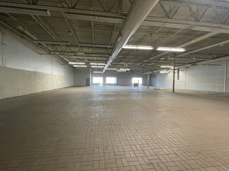 1144 W Prospect Rd, Ashtabula, OH à louer - Photo de l’immeuble – Image 3 sur 20