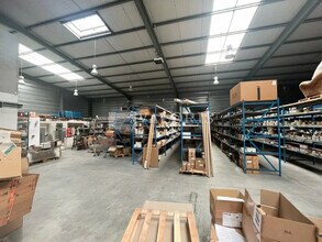 Local d’activités dans Vaulx-en-Velin à louer Photo intérieure– Image 1 sur 9