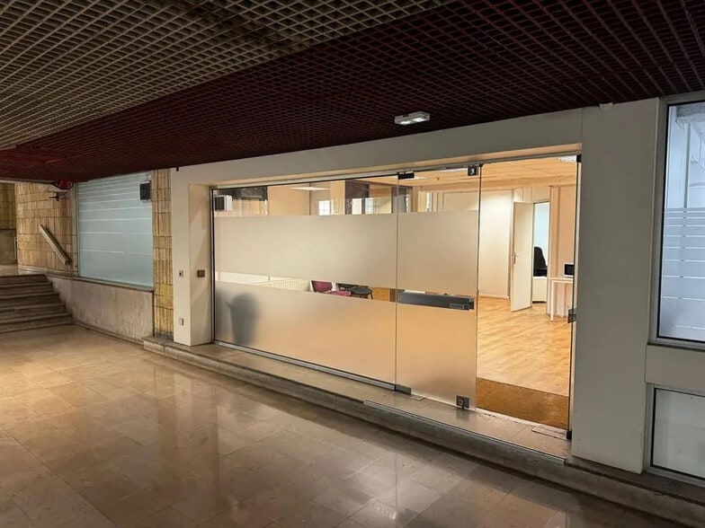 Local commercial dans Paris à louer - Photo intérieure – Image 1 sur 10