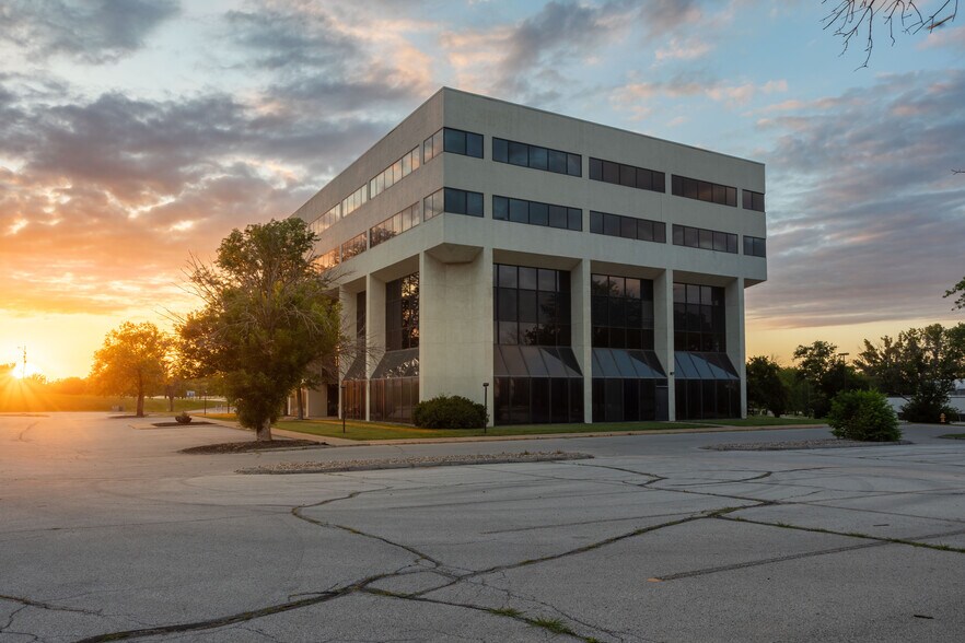 1501 42nd St, West Des Moines, IA à louer - Photo principale – Image 1 sur 7