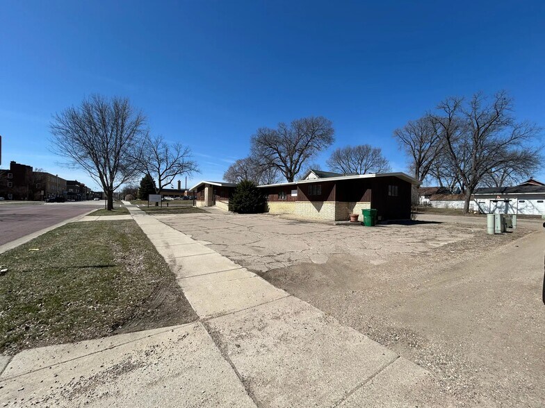 301 N 3rd St, Marshall, MN à vendre - Photo de l’immeuble – Image 3 sur 22