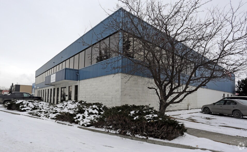 5920 35th St SE, Calgary, AB à louer - Photo de l’immeuble – Image 2 sur 4