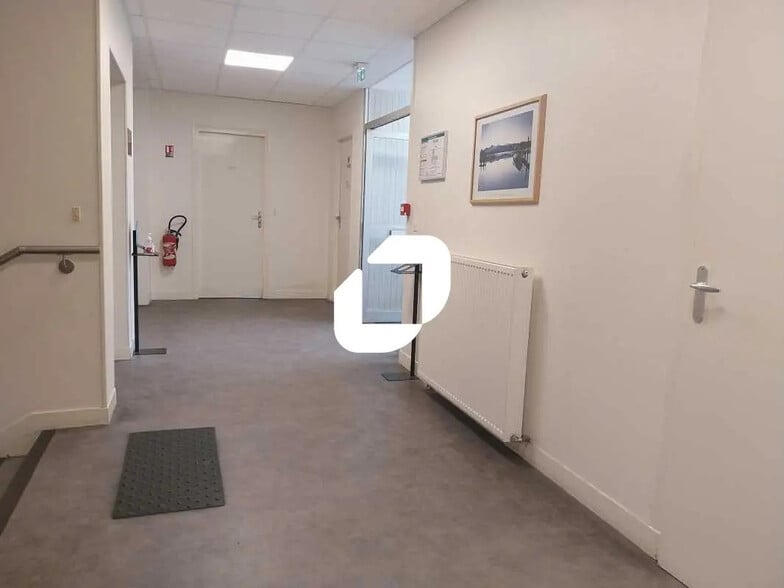 Bureau dans Les Clayes-sous-Bois à vendre - Photo de l’immeuble – Image 2 sur 8