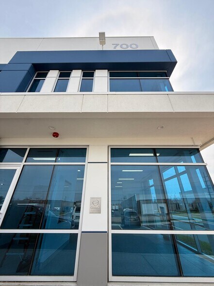 600-700 Devon Ave, Bensenville, IL à louer - Photo de l’immeuble – Image 2 sur 21