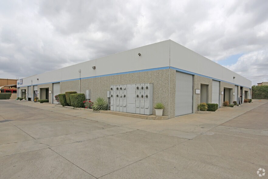 2860 E Gretta Ln, Anaheim, CA à louer - Photo de l’immeuble – Image 2 sur 4
