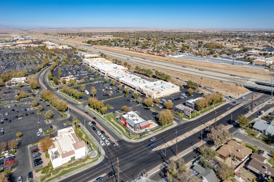 44506 Valley Central Way, Lancaster, CA à vendre - Photo de l’immeuble – Image 3 sur 3