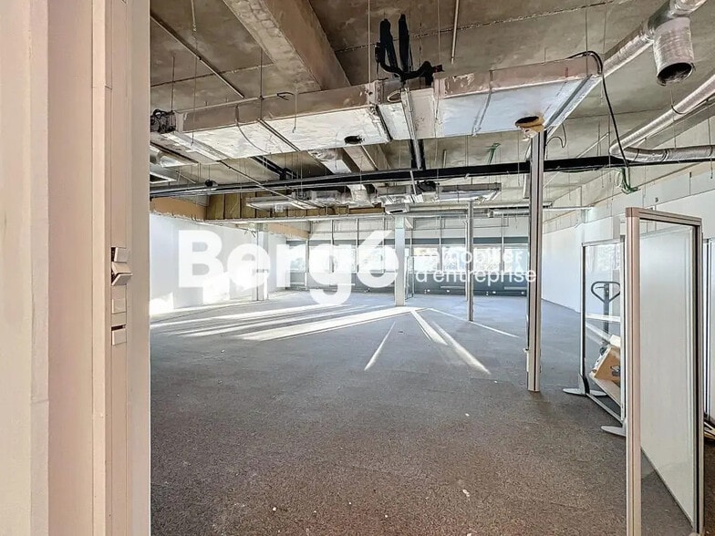 Industriel/Logistique dans Valbonne à louer - Photo de l’immeuble – Image 1 sur 5