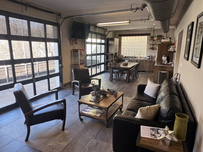 328 Hemphill St, Fort Worth, TX à louer - Photo de l’immeuble – Image 3 sur 13