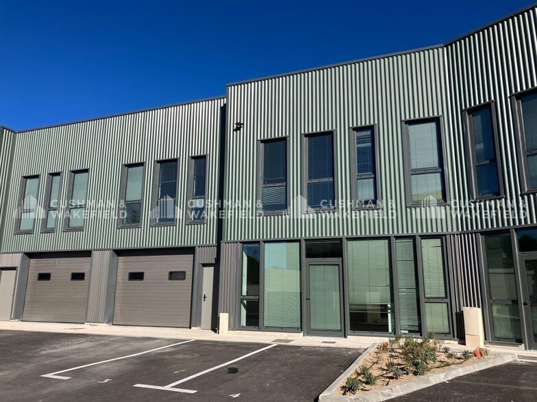 Local d'activités dans Aubagne à vendre - Photo de l’immeuble – Image 3 sur 15
