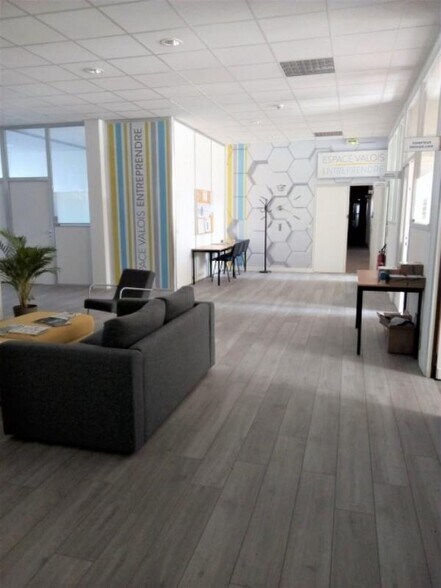 Bureau dans  à louer - Photo de l’immeuble – Image 3 sur 6