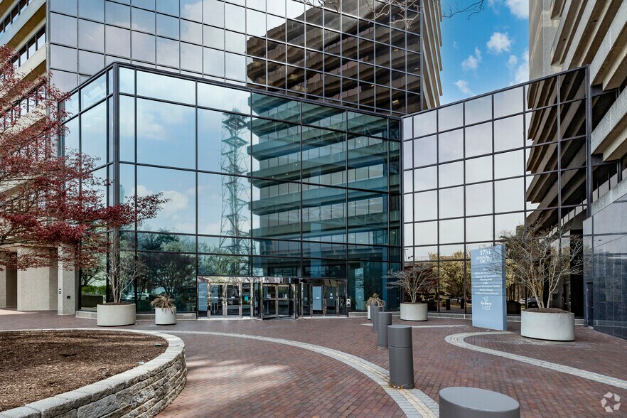 1751 Pinnacle Dr, McLean, VA à louer - Photo de l’immeuble – Image 3 sur 3