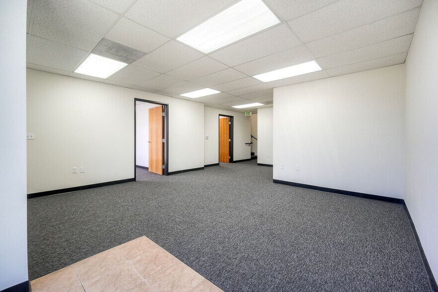 1195 Linda Vista Dr, San Marcos, CA à louer - Photo de l’immeuble – Image 3 sur 11