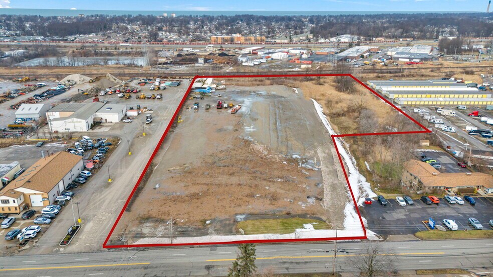 30817 Euclid Ave, Willoughby, OH à vendre - Aérien – Image 1 sur 10