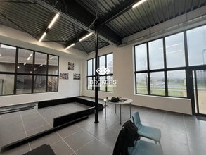 Local d’activités dans Saint-Pierre-du-Perray à louer Photo intérieure– Image 1 sur 19