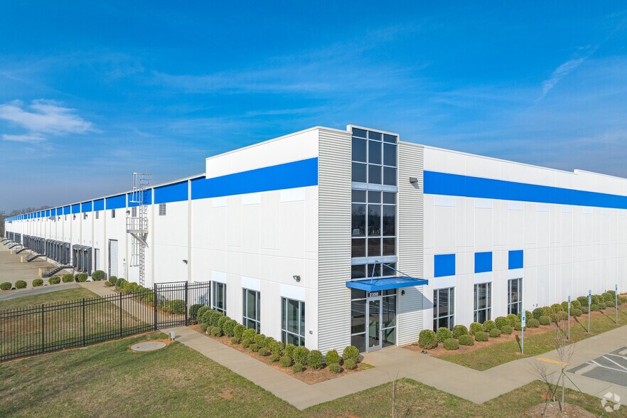 2350 Corporate Park Drive, Mebane, NC à louer - Photo principale – Image 1 sur 20