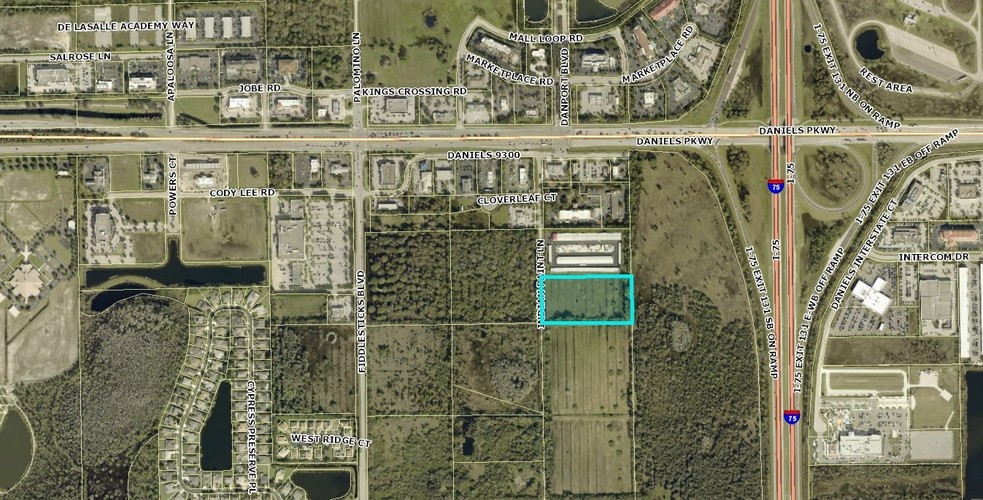 13751 Indian Paint Ln, Fort Myers, FL à vendre - Photo de l’immeuble – Image 2 sur 2