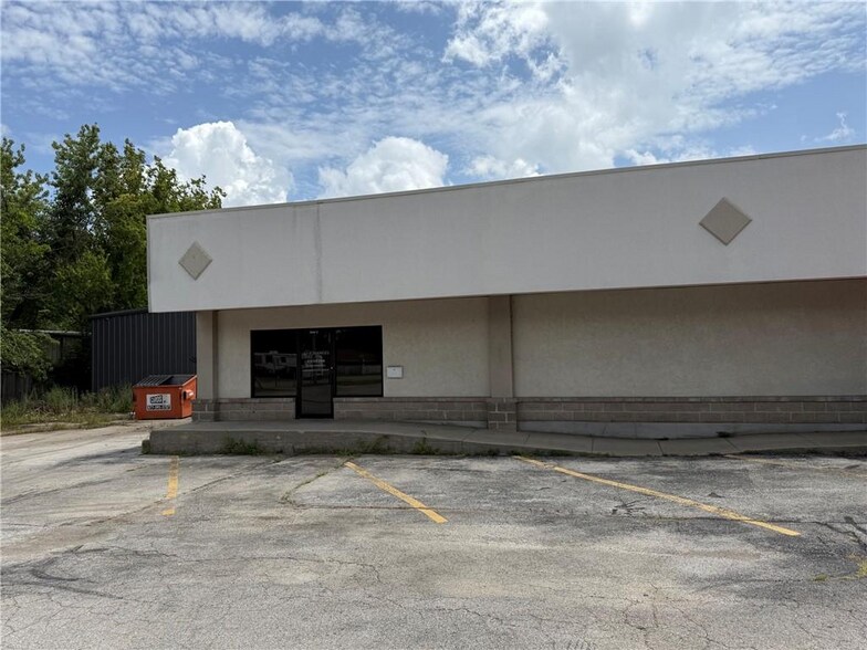 1916 W Sunset Ave, Springdale, AR à louer - Photo de l’immeuble – Image 1 sur 5