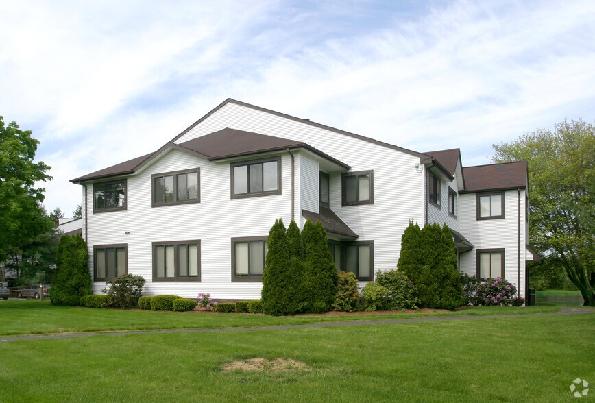 2 Forest Park Dr, Farmington, CT à louer - Photo de l’immeuble – Image 2 sur 14