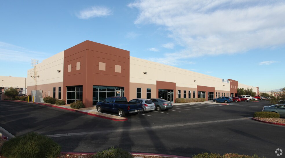 6555 S Tenaya Way, Las Vegas, NV à louer - Photo de l’immeuble – Image 3 sur 9