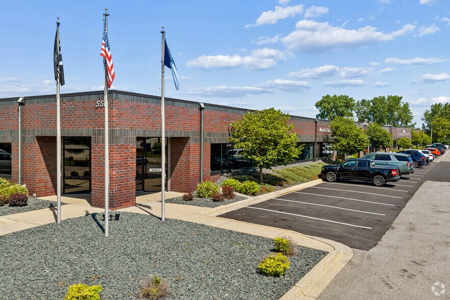 550-600 County Road D W, New Brighton, MN à louer - Photo de l’immeuble – Image 1 sur 13