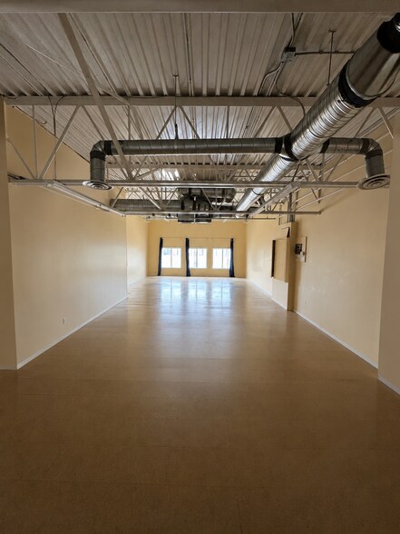 2431 Ellwood Dr SW, Edmonton, AB à louer - Photo de l’immeuble – Image 3 sur 5