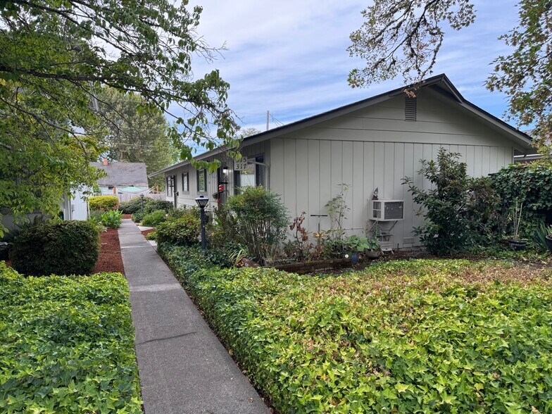 305 NE C St, Grants Pass, OR à vendre - Photo de l’immeuble – Image 2 sur 9