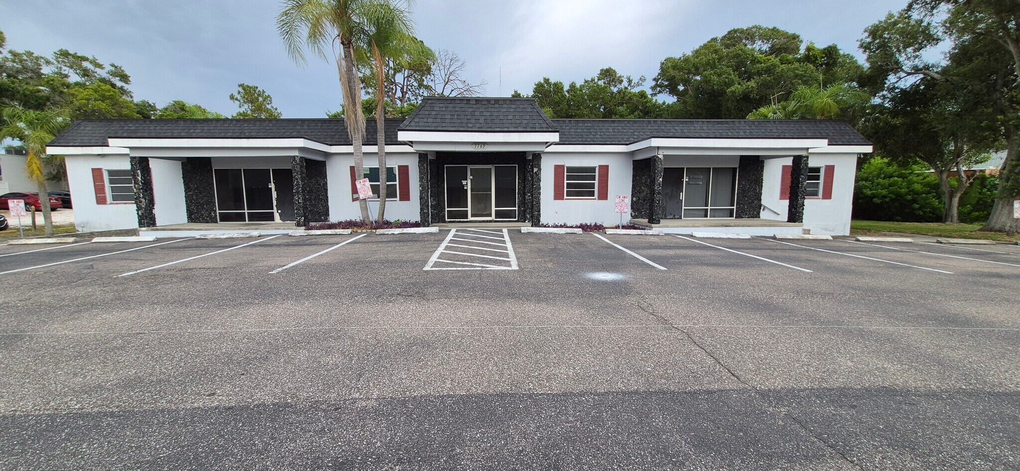 7789 131st St, Seminole, FL à vendre Photo de l’immeuble– Image 1 sur 31
