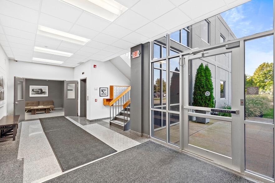 33 Flying Point Rd, Southampton, NY à louer - Hall d’entrée – Image 3 sur 8
