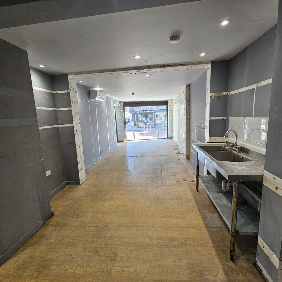 1-2 West St, Chichester, WSX PO19 1QD - Lot 2 - - Photo intérieure - Image 1 of 18