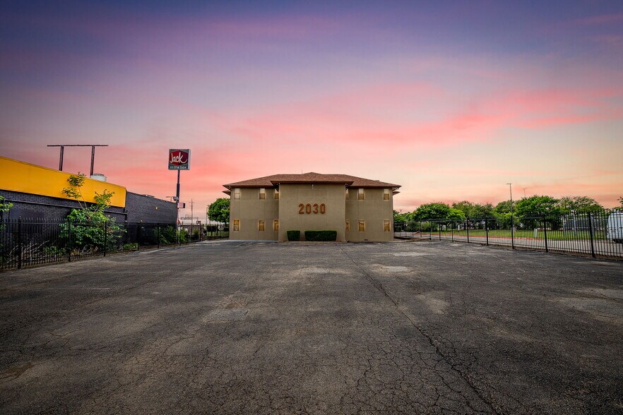 2030 S Las Vegas Trl, White Settlement, TX à vendre - Photo principale – Image 1 sur 39