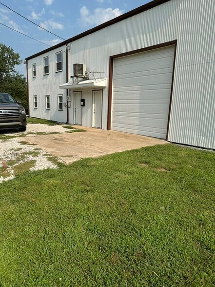 215 N Village Ter, Tonganoxie, KS à louer - Photo de l’immeuble – Image 2 sur 6