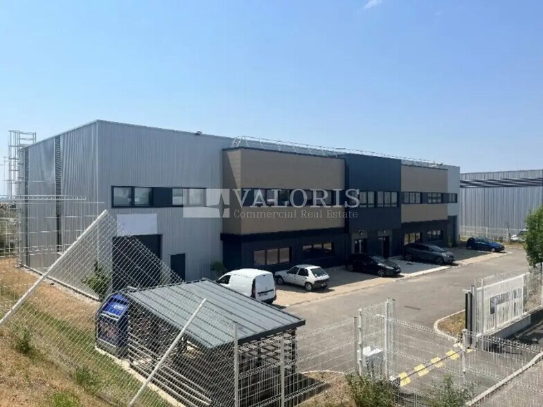 Local d’activités dans Colombier-Saugnieu à louer - Photo de l’immeuble – Image 1 sur 5