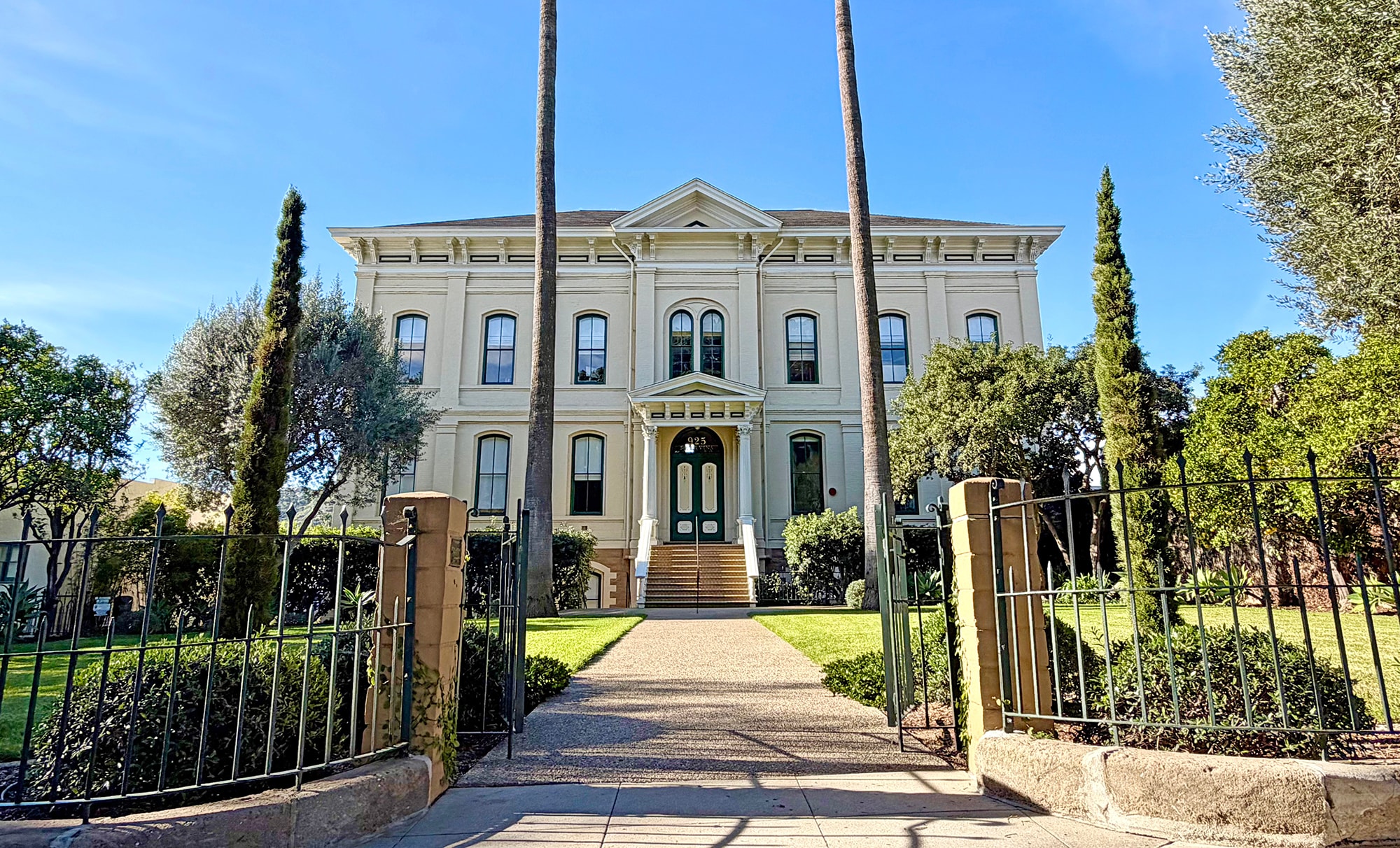 925 De La Vina St, Santa Barbara, CA à louer Photo de l’immeuble– Image 1 sur 5