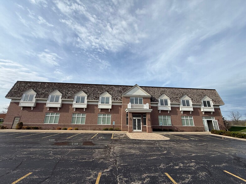 13700 W Irma Lee Ct, Lake Forest, IL à louer - Photo de l’immeuble – Image 2 sur 11