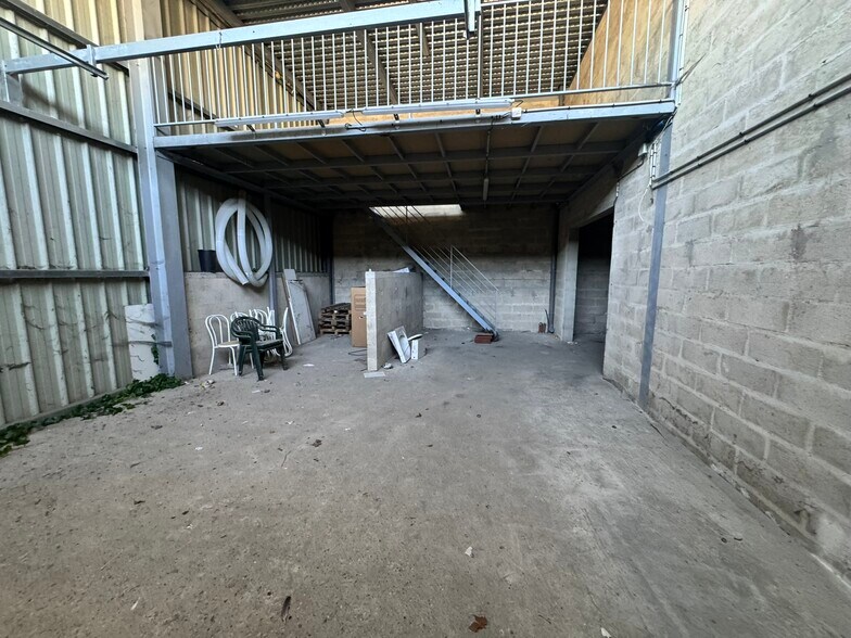 Local d'activités dans Achères à vendre - Photo de l’immeuble – Image 3 sur 10