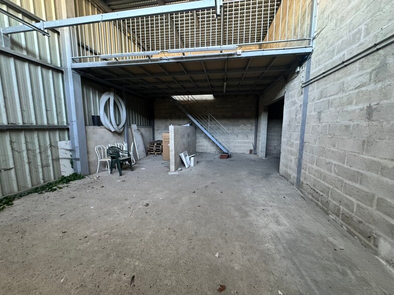 Local d'activités dans Achères à vendre - Photo de l’immeuble – Image 3 sur 10