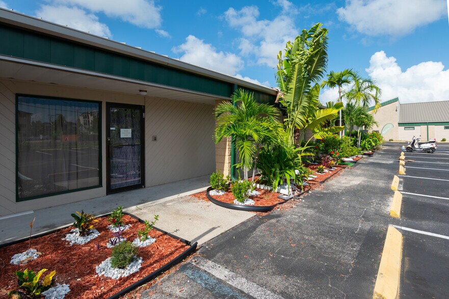 2150 Collier Ave, Fort Myers, FL à louer - Photo principale – Image 1 sur 11