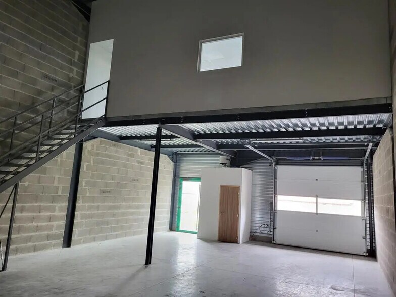 Local d’activités dans Mions à louer - Photo intérieure – Image 2 sur 4